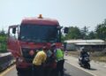 Respons Cepat satlantas Polres Lumajang Bantu Evakuasi Truk Pertamina Mogok di Jalan Raya Ranuyoso