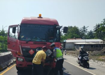 Respons Cepat satlantas Polres Lumajang Bantu Evakuasi Truk Pertamina Mogok di Jalan Raya Ranuyoso