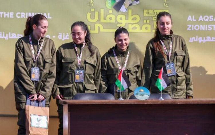 Hamas Menyerahkan 4 Sandera Israel Keluar Dalam Kondisi Sehat, Keluarga yang Menyambut Bahagia