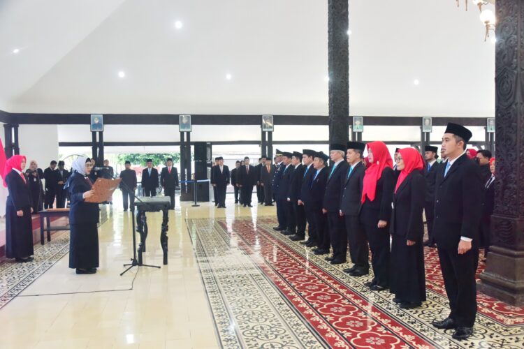 Pj. Bupati Lumajang Lantik 7 Pejabat JPT di Lingkungan Pemkab Lumajang