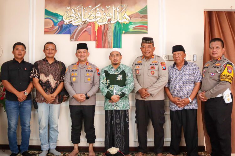 Perkuat Sinergitas Dengan Tokoh Agama, Kapolres Lumajang Sambangi Ponpes Syarifudin Wonorejo Lumajang