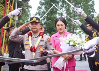 Resmi Menjabat Sebagai Kapolres Lumajang, AKBP Alex Sandy Siregar Disambut dengan Tradisi Pedang Pora