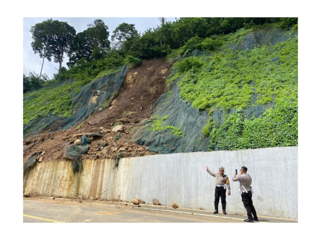 Polres Lumajang menggelar patroli di wilayah rawan longsor. (Admin)