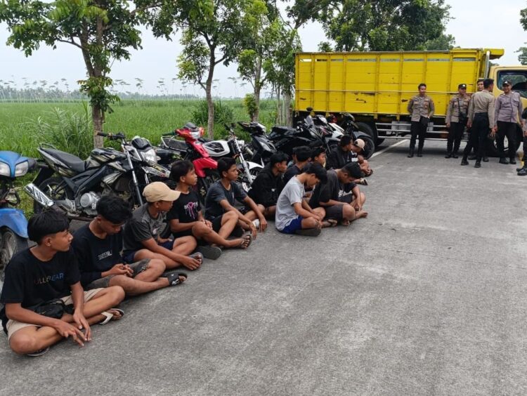Aksi Balap Liar di JLS Dibubarkan Polres Lumajang, Puluhan Motor Diamankan