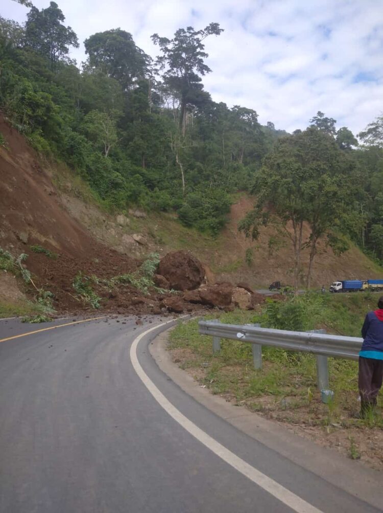 Longsor di Perbatasan Lumajang-Malang-Jalan-Macet-dan-Ditutup