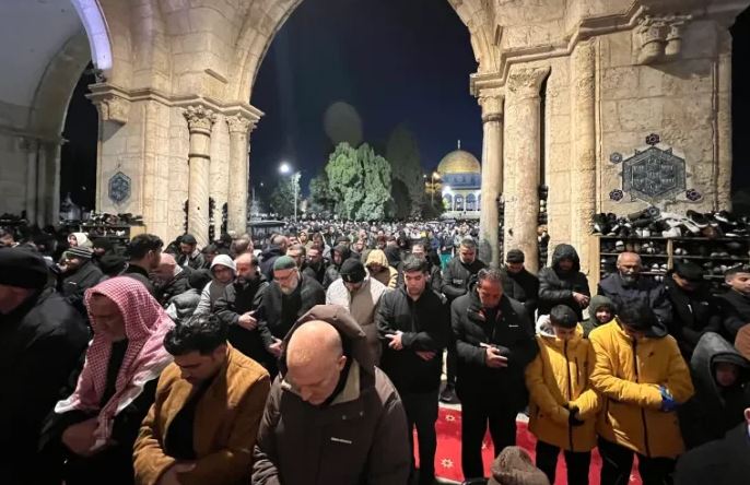 Ribuan Warga Palestina Tarawih Pertama di Masjid Al-Aqsa Meski dengan Pengamanan Ketat Israel