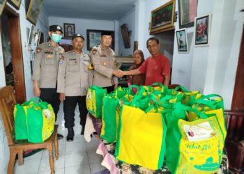 Wujud Kepedulian, Polsek Tempeh Berikan Parcel kepada Ketua PP Polri Ranting Tempeh