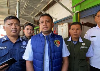 Polres Lumajang dan Diskopindag Gelar Operasi Pengawasan Minyak Goreng Bersubsidi di Pasar Baru