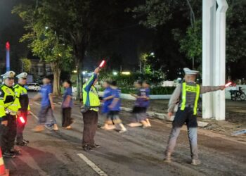 Polres Lumajang Amankan Sholat Tarawih, Imbau Parkir Tertib dan Patuhi Lalu Lintas