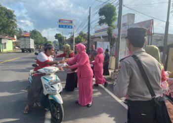 Polsek Ranuyoso dan Bhayangkari Bagikan Takjil Gratis, Wujud Kebersamaan di Bulan Ramadan