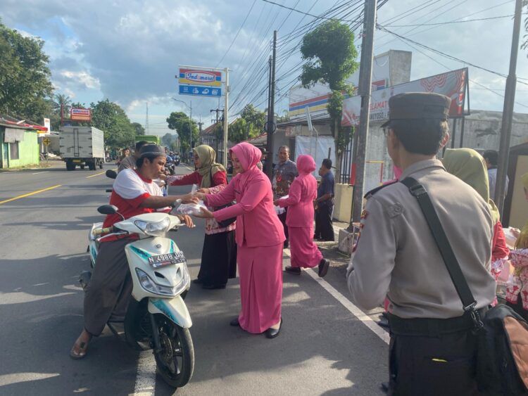 Polsek Ranuyoso dan Bhayangkari Bagikan Takjil Gratis, Wujud Kebersamaan di Bulan Ramadan