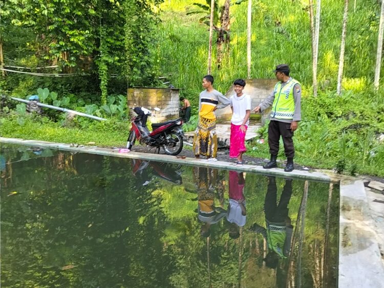 Kapolsek Ranuyoso Patroli ke Wisata Kolam Renang Hutan Pinus, Sosialisasikan “Laporke Cak Kapolres”