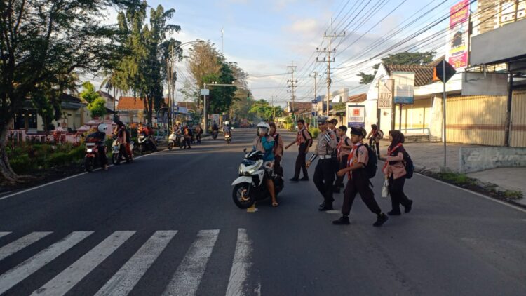 Satlantas Polres Lumajang Gelar Kegiatan Poros Pagi di 37 Titik, Wujudkan Kamseltibcarlantas yang Kondusif