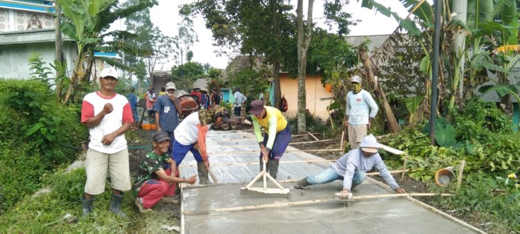 Warga Sido Rejo Iuran Bangun Jalan Rusak, Kades Sumber Mujur Dinilai Tidak Mendukung