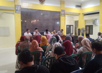 Suasana Penuh Kehangatan dan Kekeluargaan: Pemerintah Desa Abdullah Salurkan Honor untuk LINMAS, LKMD, dan Kader Posyandu