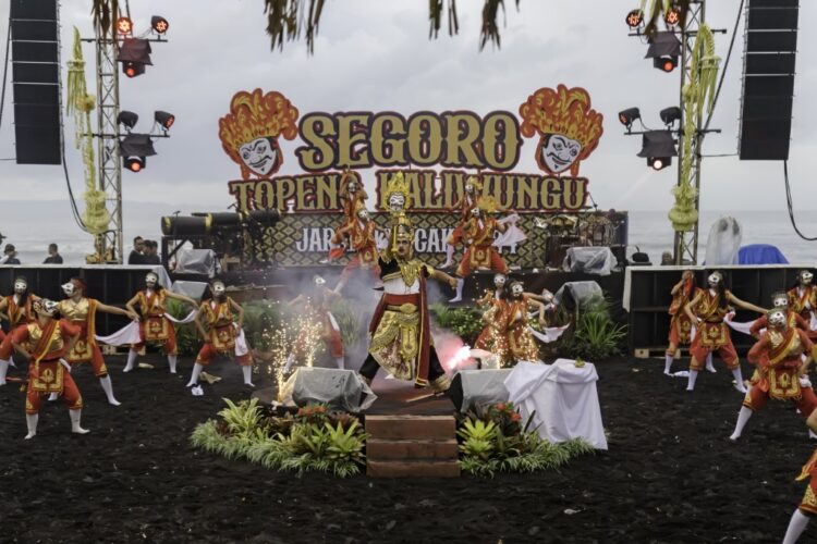 Segoro Topeng Kaliwungu: Ketika Topeng Menyapa Lautan, Lumajang Memanggil Dunia