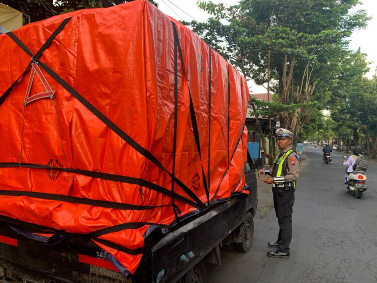 Operasi Patuh Semeru 2025: Satlantas Polres Lumajang Tertibkan Lalu Lintas dan Beri Himbauan