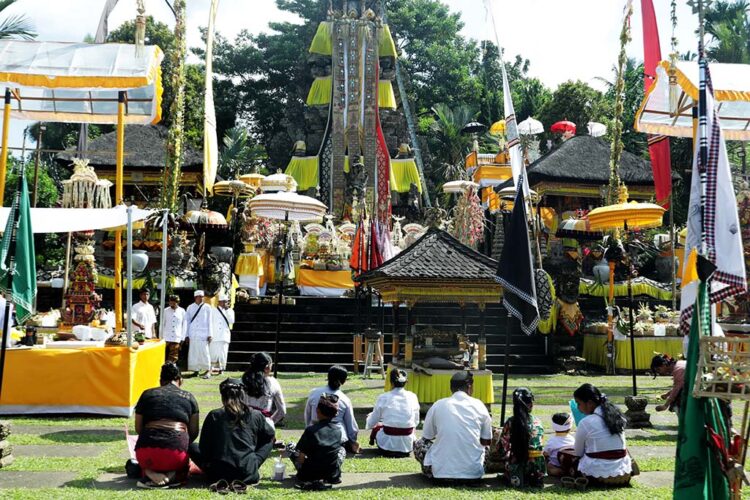 Teguhkan Harmoni Nusantara Ritual Puja Wali Krama di Kaki Semeru