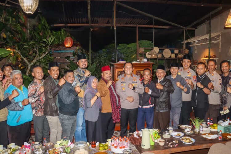 Kapolres Lumajang Jagongan Kamtibmas dengan Para Kades se-Kecamatan Senduro