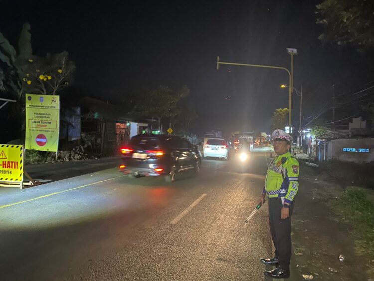 Antisipasi Kemacetan Lalu Lintas Satlantas Polres Lumajang Terapkan Sistem Buka Tutup di Jembatan Klakah