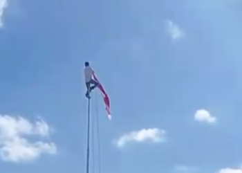 Siswa SMK di NTT Nekat Panjat Tiang Setinggi 12 Meter