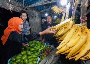 Khofifah Borong Pisang Agung Lumajang Hasil Panendi Pasar Ranuyoso
