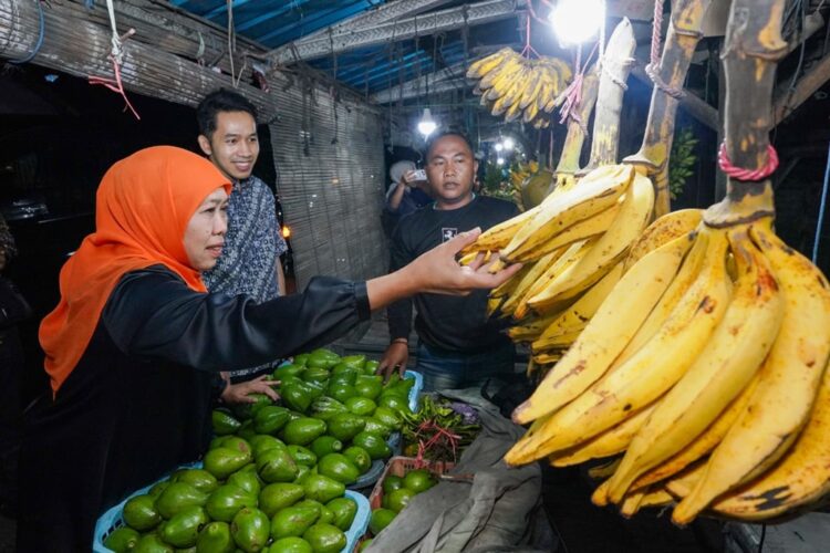 Khofifah Borong Pisang Agung Lumajang Hasil Panendi Pasar Ranuyoso