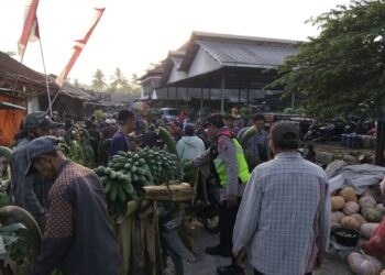 Satlantas Polres Lumajang Tertibkan Lalin di Pasar Wates Wetan Ranuyoso