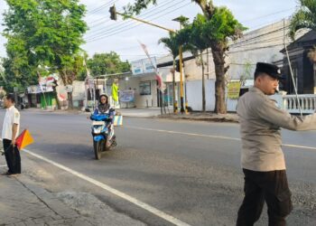 Polsek Jajaran Polres Lumajang Laksanakan Poros Pagi, Bantu Kelancaran Lalu Lintas dan Penyebrangan Siswa
