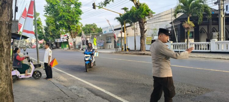 Polsek Jajaran Polres Lumajang Laksanakan Poros Pagi, Bantu Kelancaran Lalu Lintas dan Penyebrangan Siswa