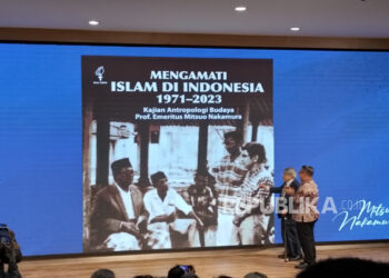 UII Luncurkan Buku 50 Tahun Perjalanan Islam di Indonesia Karya Mitsuo Nakamura