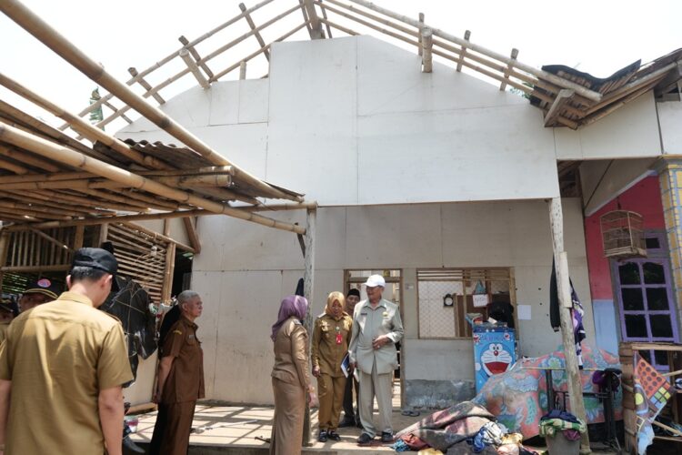 Bupati dan Wabup Lumajang Datangi Lokasi Bencana Puting Beliung di Desa Kelipenggung