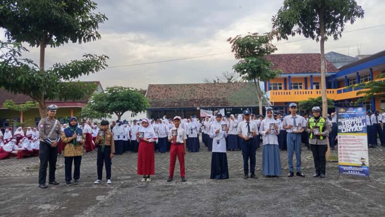 Satlantas Polres Lumajang Sosialisasi Tertib Lalu Lintas di Sekolah Kreatif Muhammadiyah pada Peringatan Hari Pahlawan