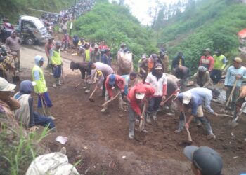 Bhabinkamtibmas dan Warga Argosari Gotong Royong Bangun Jembatan Utama Secara Swadaya