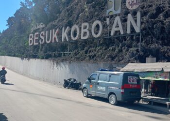 Water Cannon Polres Lumajang Bersihkan Jalan di Jembatan Piket Nol Pasca Letusan Sekunder Semeru