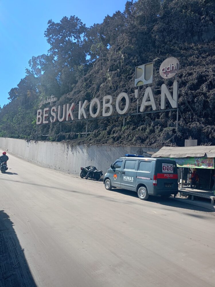 Water Cannon Polres Lumajang Bersihkan Jalan di Jembatan Piket Nol Pasca Letusan Sekunder Semeru