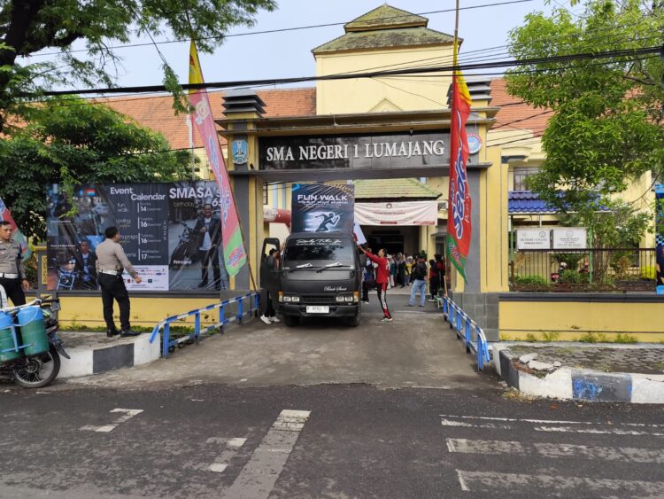Polsek Lumajang Kota Kawal Fun Walk HUT ke-36 SMAN 1 Lumajang
