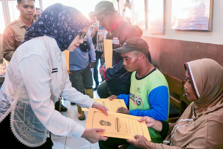 Bunda Indah Bupati Lumajang Pastikan Pemulihan Penyintas Semeru Terus Dikawal