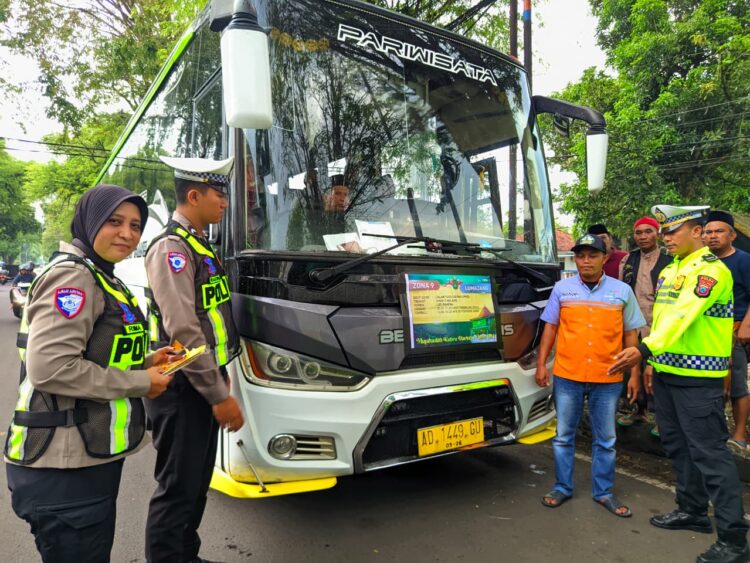 Satlantas Polres Lumajang Ramp Check Kendaraan Jamaah Mujahadah Kubro PCNU Jelang Harlah 1 Abad NU