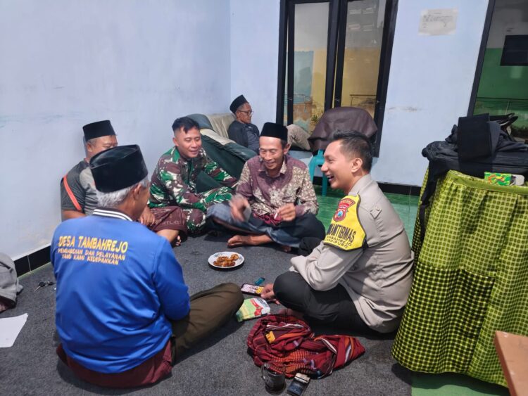 Jalin Silaturahmi di Jalur Lumajang -Malang Polsek Pronojiwo dan PSHT Bagikan Takjil