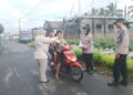 Polsek Pasrujambe Bagikan Takjil kepada Pengendara dan Warga di Jalan Desa Pasrujambe