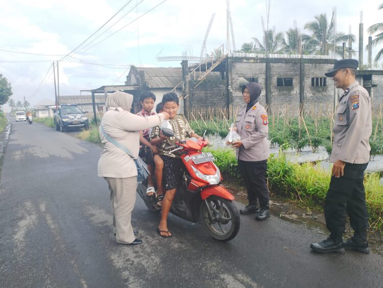 Polsek Pasrujambe Bagikan Takjil kepada Pengendara dan Warga di Jalan Desa Pasrujambe