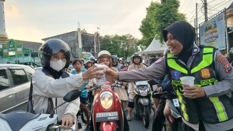Satlantas Polres Lumajang Bagikan 500 Takjil, Ngabuburit Road Safety Ramadhan Disambut Antusias Warga