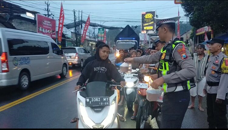 Polres Lumajang Bagikan 100 Paket Takjil di Pospam Klakah, Pengguna Jalan Antusias