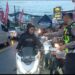 Polres Lumajang Bagikan 100 Paket Takjil di Pospam Klakah, Pengguna Jalan Antusias