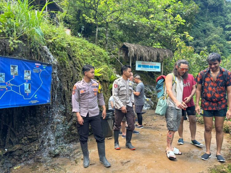 Cegah Pungli di Tumpak Sewu, Polsek Pronojiwo Lakukan Pengamanan dan Pendampingan BUMDes